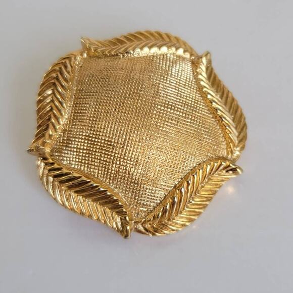 Vintage Crown Trifari Earrings Women's Textural Round Gold Leaf Clip On Signed - Picture 10 of 10